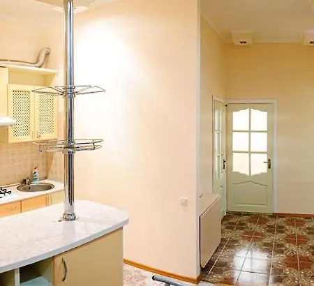 на замарстинівській 10, на 6 осіб в центрі у м львові Lviv